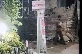 গভীর রাতে মসজিদ থেকে পবিত্র কোরআন নিয়ে যাচ্ছেন এই যুবক, তিনি ইকবাল হোসেন বলে নিশ্চিত হয়েছে পুলিশ