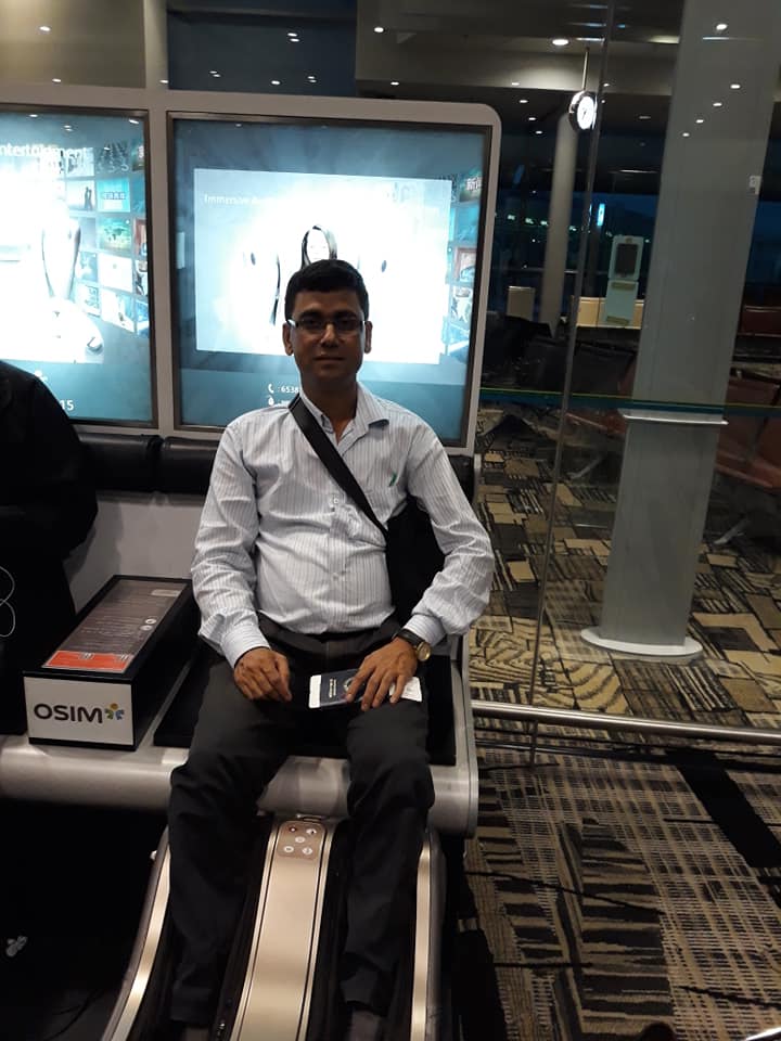 আমি ওকে অনুসরণ করে পা রাখলাম নরম পেডে।